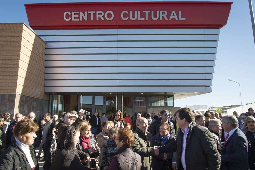 Fernández Vara destaca el valor de la cultura en los pueblos durante su visita al nuevo Centro Cultural de Ruecas