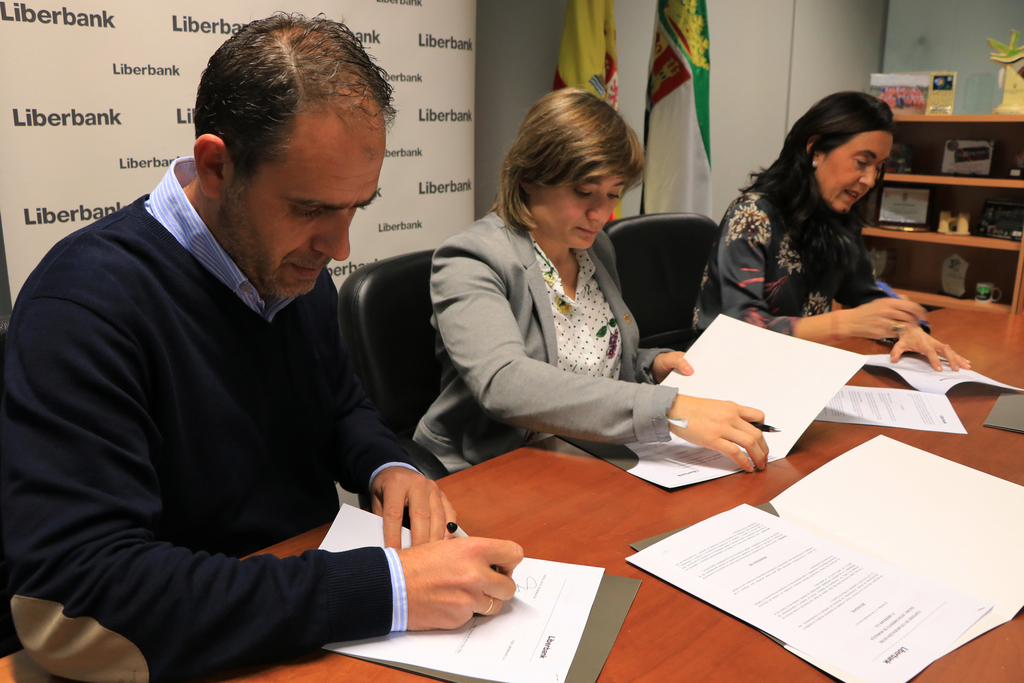 Conchi Bellorín asiste a la firma del convenio para realizar la cubierta de la pista deportiva del Centro de Educación Infantil Joaquín Ballesteros de Moraleja