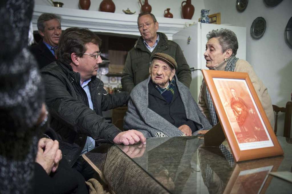 Fernández Vara pone en valor los cuidados de las familias a los mayores en el cumpleaños del hombre más longevo del mundo