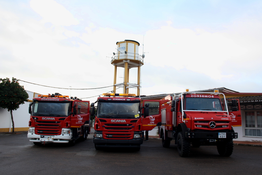 Diputación de Badajoz incorpora su primer camión contra incendios con equipos autónomos de respiración para los bomberos