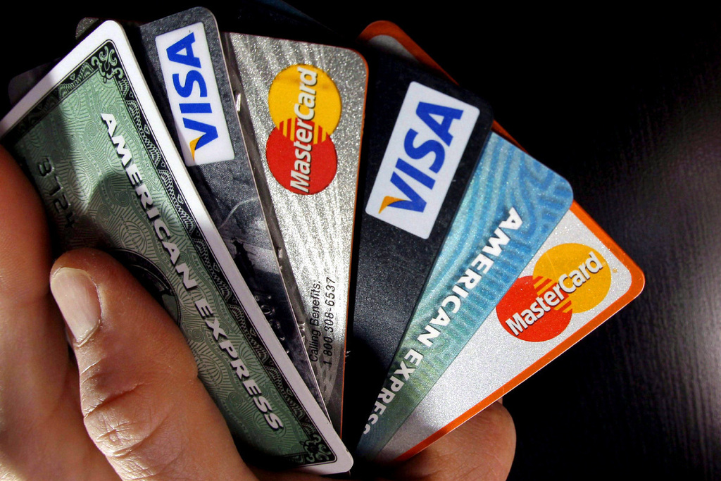 El INCOEX informa a los consumidores sobre el uso de servicios que requieren tarjetas de crédito