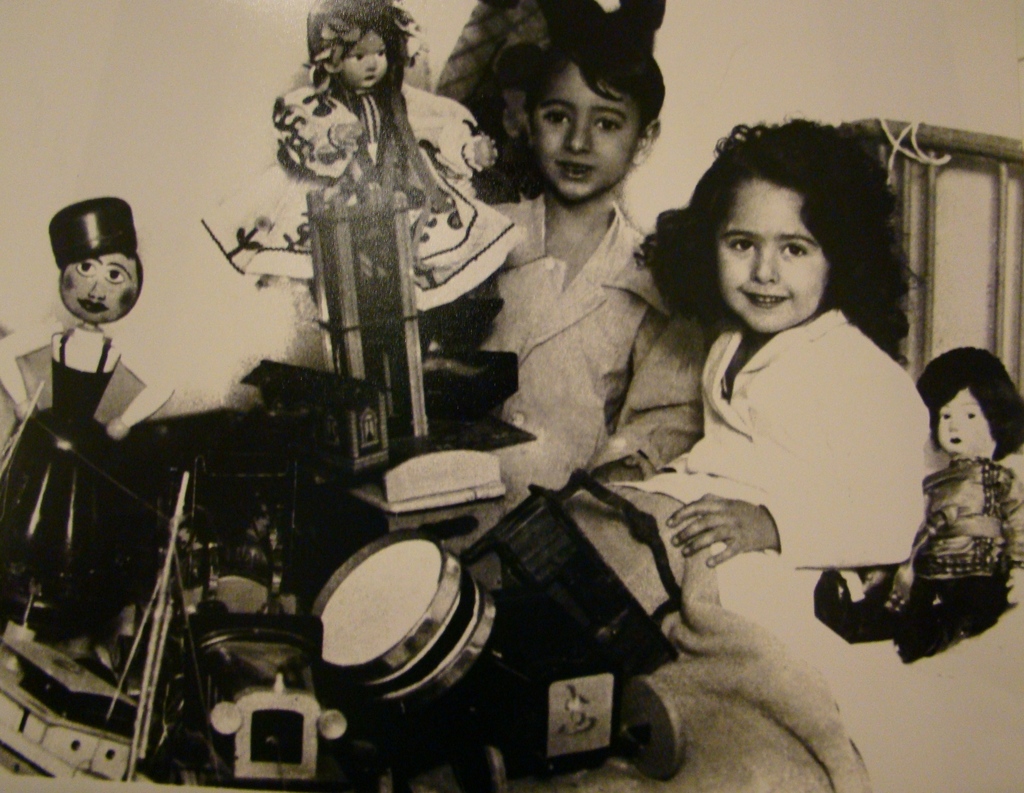 6. Niños con juguetes y ''soñando'' con ellos. Reproducciones. (05 01 1953)