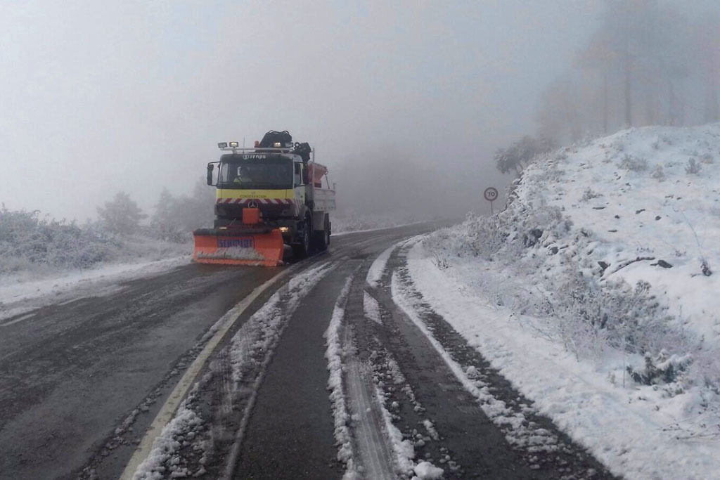 La Junta mantendrá activado hasta el 28 de febrero el plan operativo de vialidad invernal para garantizar la seguridad ante las inclemencias meteorológicas en las carreteras de titularidad autonómica