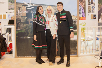 "La Condesa" sobre el diseño del vestuario de los informadores en el stand de Extremadura: “Apostamos por la igualdad”