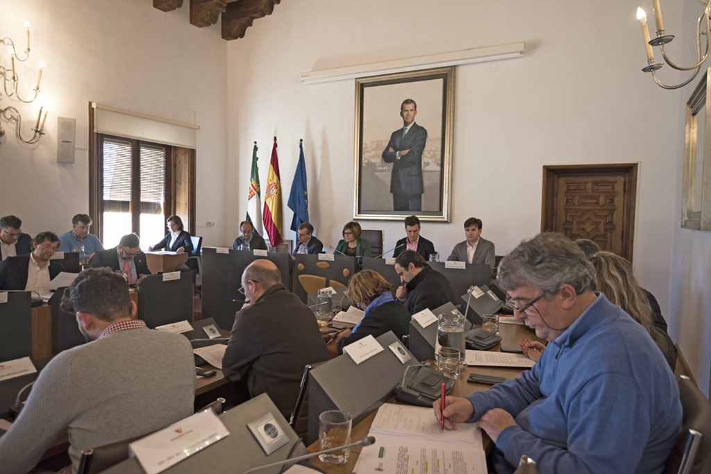 La Diputación de Cáceres tranquiliza a los alcaldes: no serán sancionados por la Ley de Memoria histórica