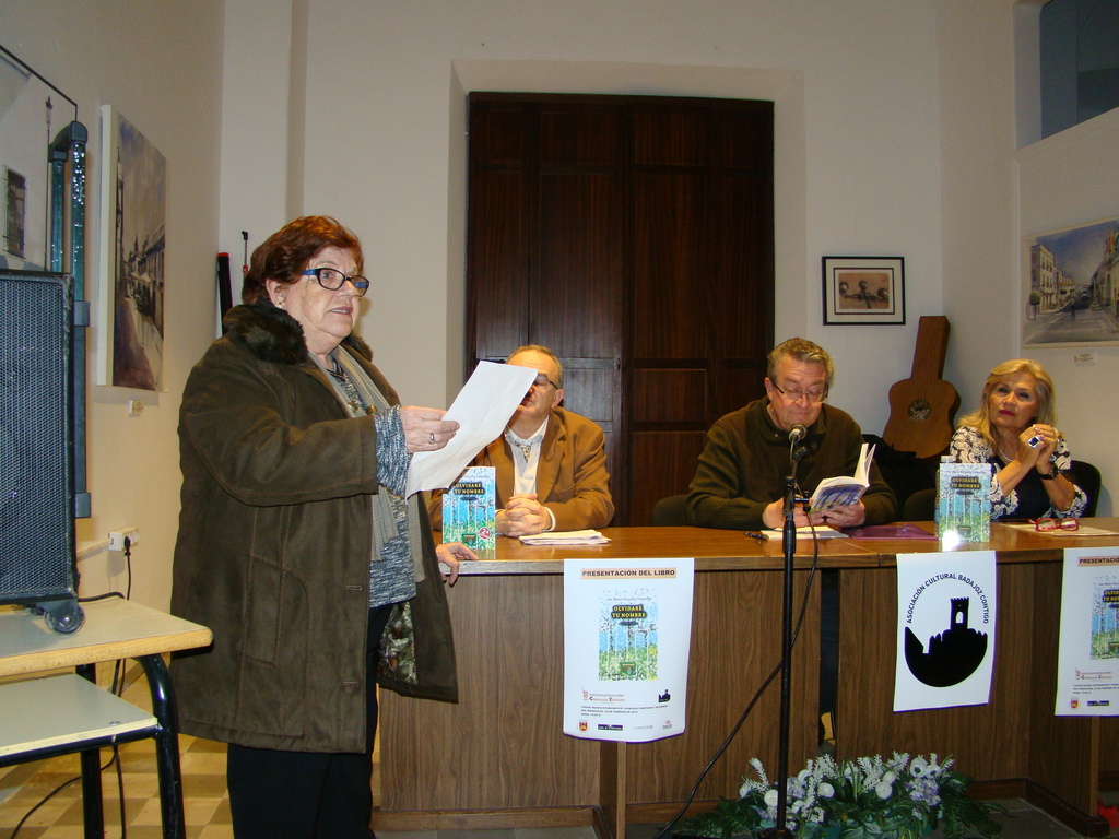 06. Amalia Mangas Durán, miembro de la Asociación Badajoz Contigo leyendo uno de los poemas del libro