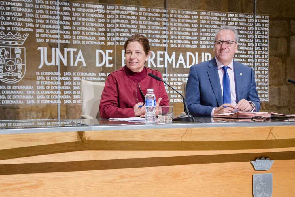 La Junta de Extremadura y la UEx firman dos convenios de colaboración destinados a la formación continua