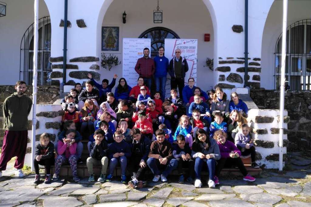 Felipe González visita a niños y niñas participantes en el campamento ‘La Fontañera’ 2018