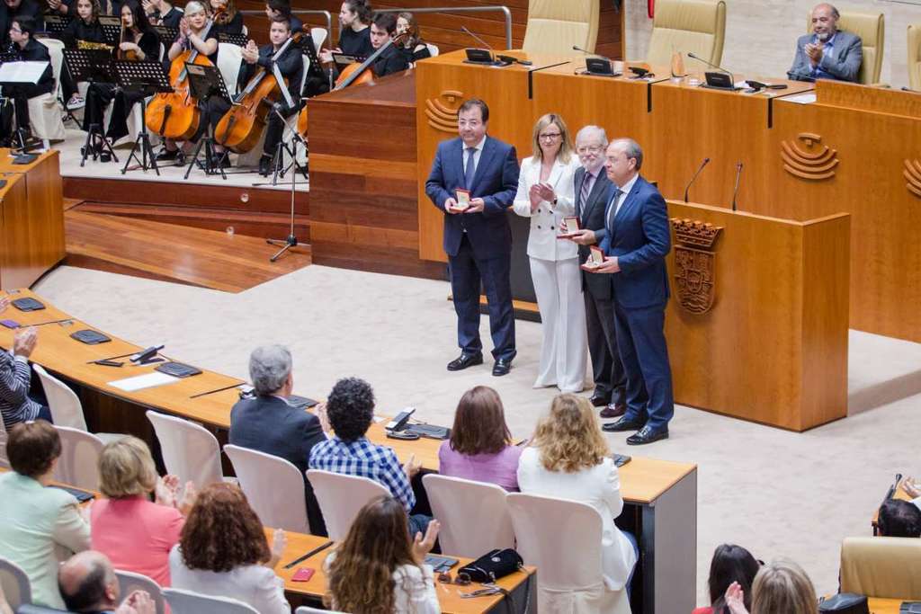 Fernández Vara apela a que el Estatuto de Autonomía de Extremadura y la Constitución Española marquen el camino que dirija el país hacia el futuro