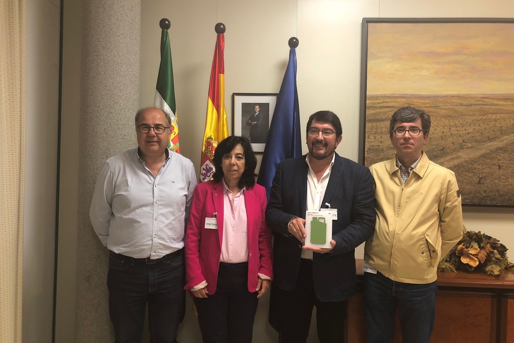 Medio Ambiente y SIGFITO entregan un premio a la cooperativa Coolosar por su labor ambiental en el reciclaje de envases agrarios