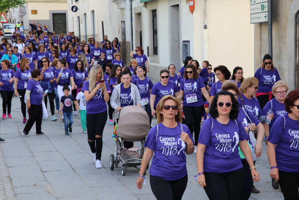Arroyo de la Luz reúne a unas mil quinientas mujeres en la 'Carrera de la Mujer' en la que se reivindicó el empoderamiento femenino