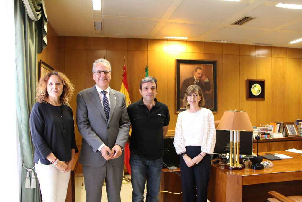 La UEx y Altadis firman un convenio para investigar sobre el reciclaje de colillas como material acústico