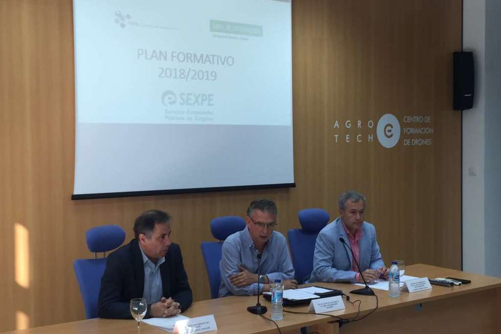 La Junta de Extremadura presenta el nuevo plan de empleo formativo en FEVAL al que destina más de 500.000 euros