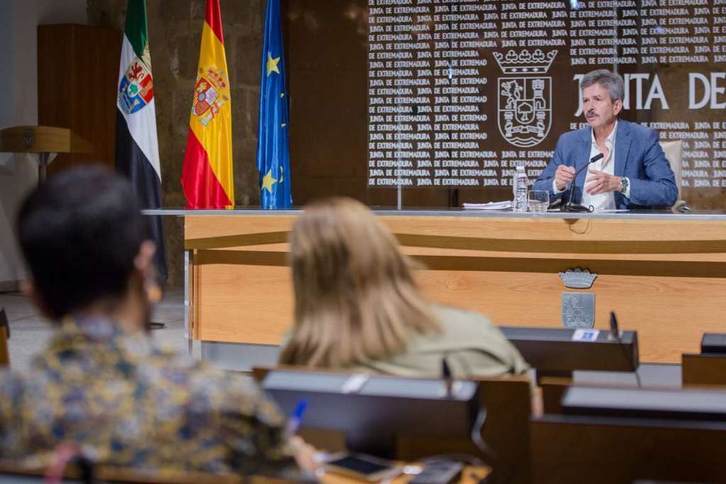 Navarro presenta el Balance de Energía Eléctrica y anuncia proyectos de inversión privada en renovables en Extremadura