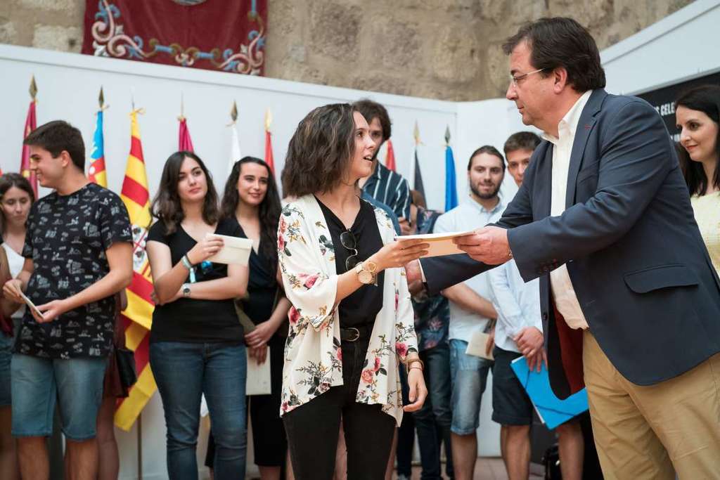 El presidente de la Junta entrega becas a 35 jóvenes que viajarán en agosto por países europeos