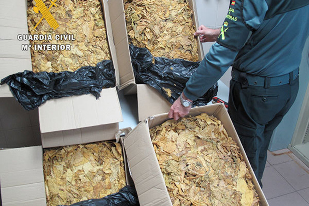La Guardia Civil interviene 49 kilos de tabaco semipicado procedente de contrabando.