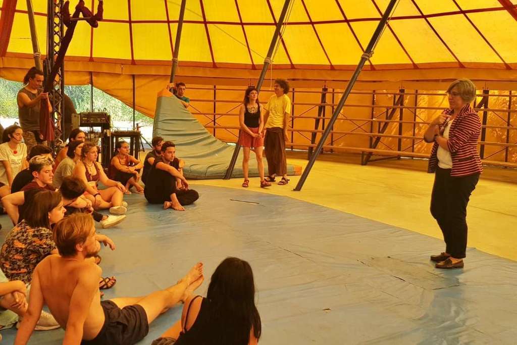 Leire Iglesias visita el campo de voluntariado juvenil 'Circo en la naturaleza' en Talayuela