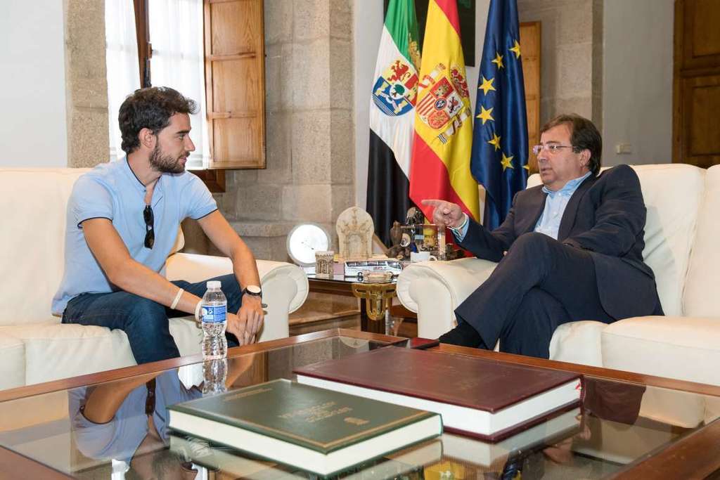 El presidente de la Junta de Extremadura se reúne con el atleta Álvaro Martín