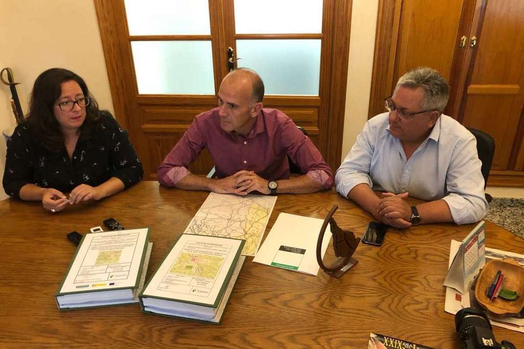 Desarrollo Rural informa de las inversiones previstas en materia de caminos rurales en Monesterio y Calera de León