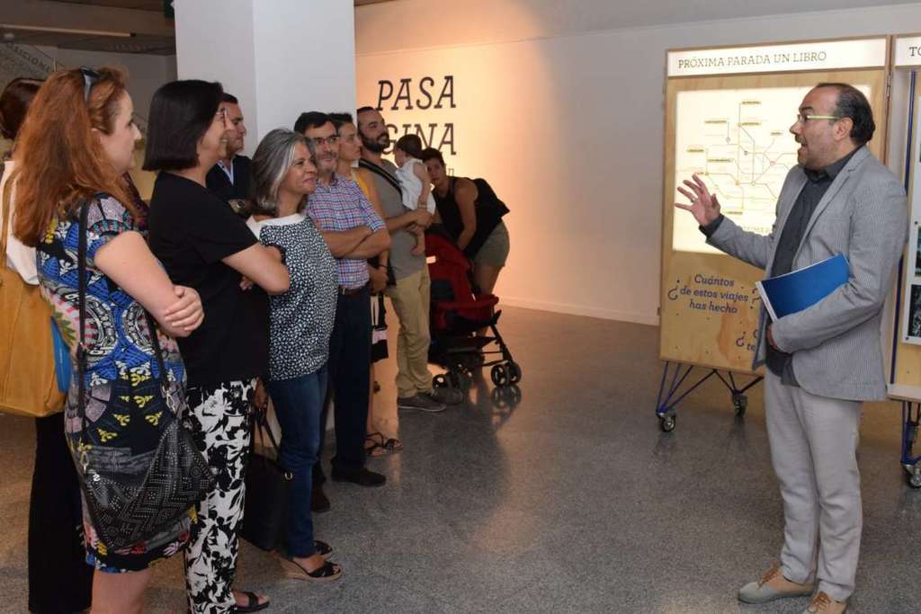 La exposición ‘Pasa página’ es “un homenaje a la lectura y a los libros que forman parte de nuestras vidas” según el director de la Editora Regional de Extremadura