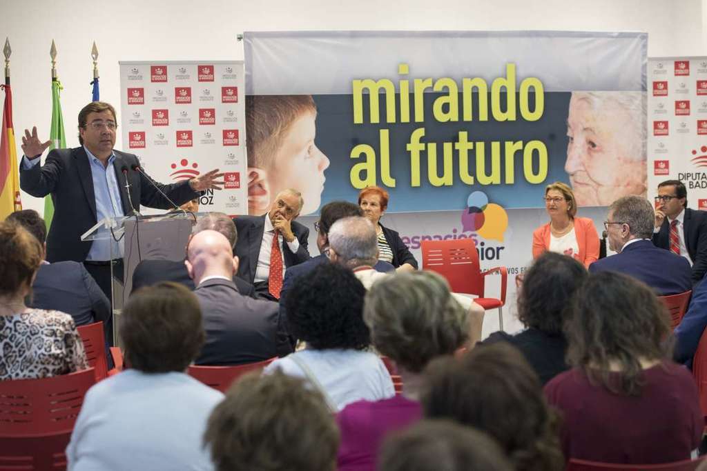 Fernández Vara aboga por sumar voces en defensa de políticas que hagan frente al desafío demográfico