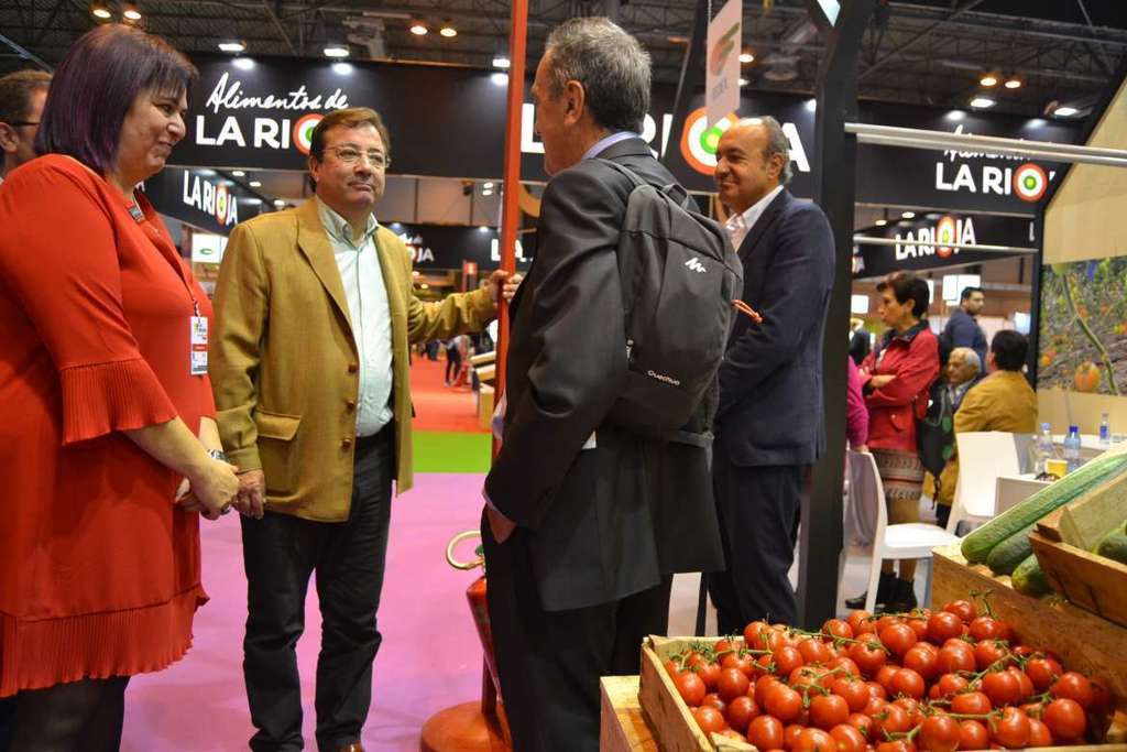 Fernández Vara destaca el potencial de crecimiento del sector de la fruta en Extremadura