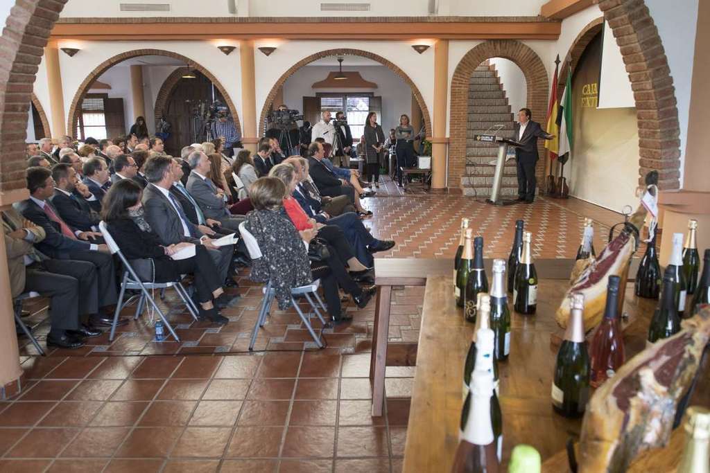 Fernández Vara ensalza la calidad del cava y el jamón extremeños en el acto de entrega de los Premios Espiga