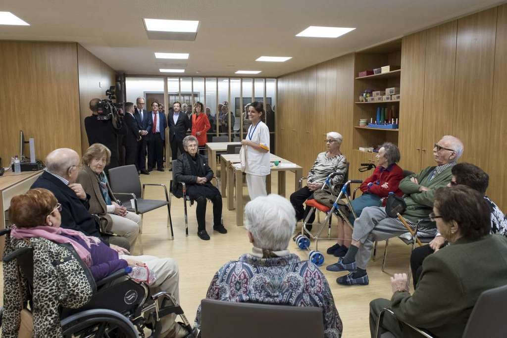 Fernández Vara destaca la importancia de integrar la parte sanitaria y la social en la atención que se presta a los mayores