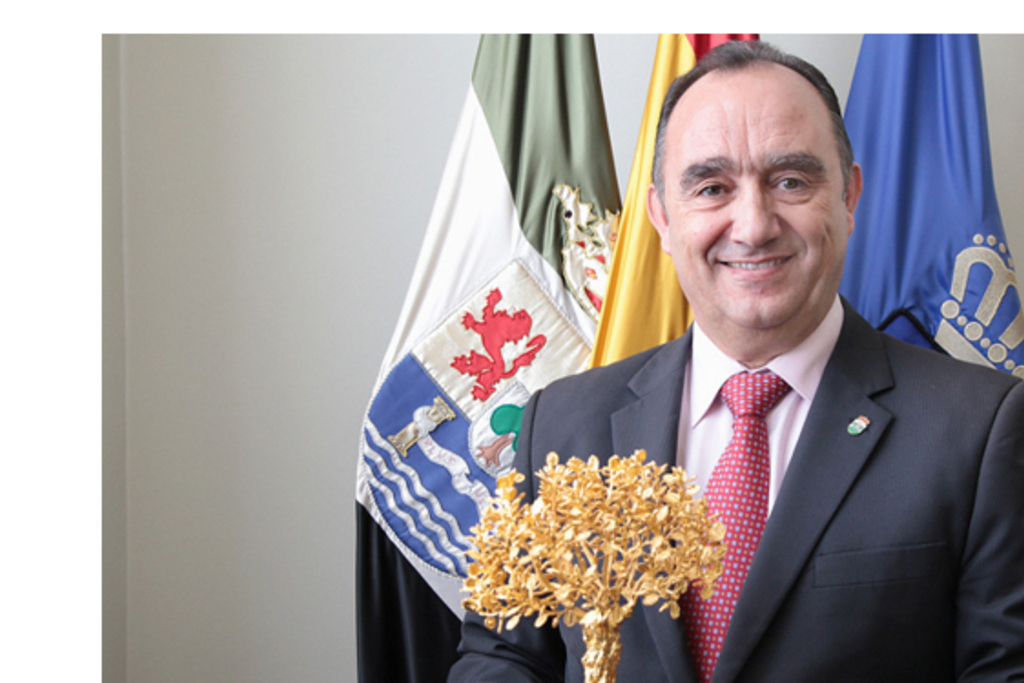 Valentín Cortés recoge el premio Encina de Oro otorgado por el Hogar Extremeño de Móstoles a la Diputación de Badajoz