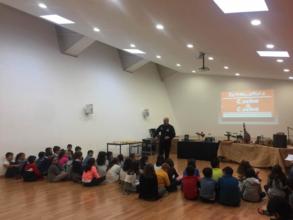 21-11-2018 Extremadura Cacho a Cacho en el Colegio las Vaguadas de Badajoz