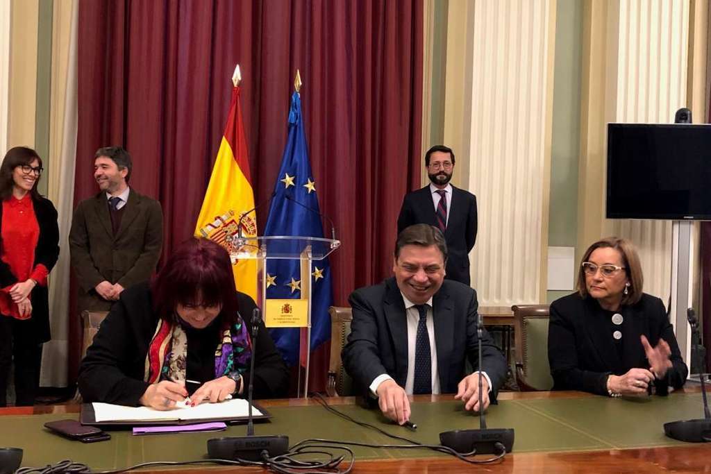 Junta y Ministerio de Agricultura formalizan la adhesión de Extremadura a un instrumento financiero que agilizará los trámites agrarios
