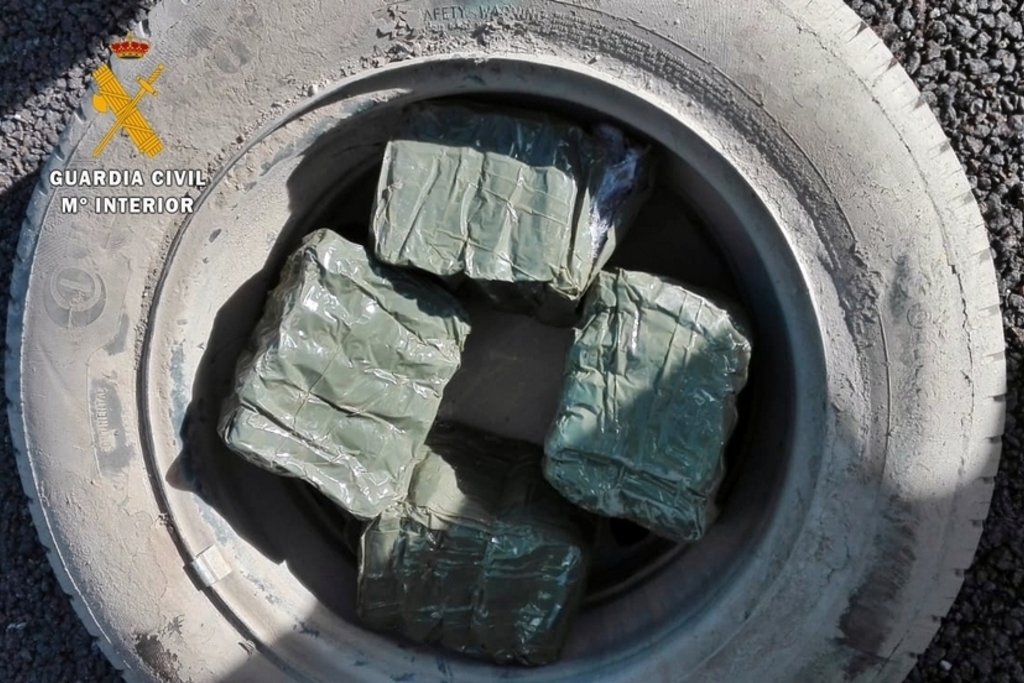La Guardia Civil detiene a dos cacereños que ocultaban cuatro kilos de hachís en su vehículo