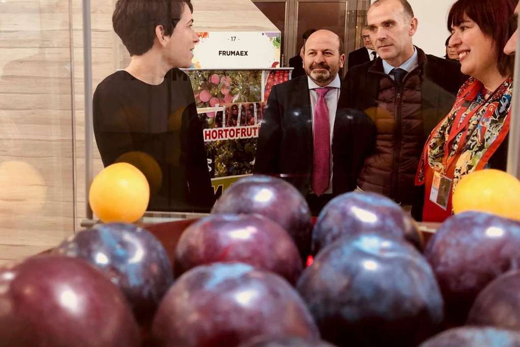 La Junta apoya al sector hortofrutícola en Berlín, potenciando su comercialización, y presenta la marca de garantía de la ciruela