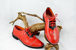 Zapato artesano a medida de piel rojo y negro loyos piel 2 dam preview