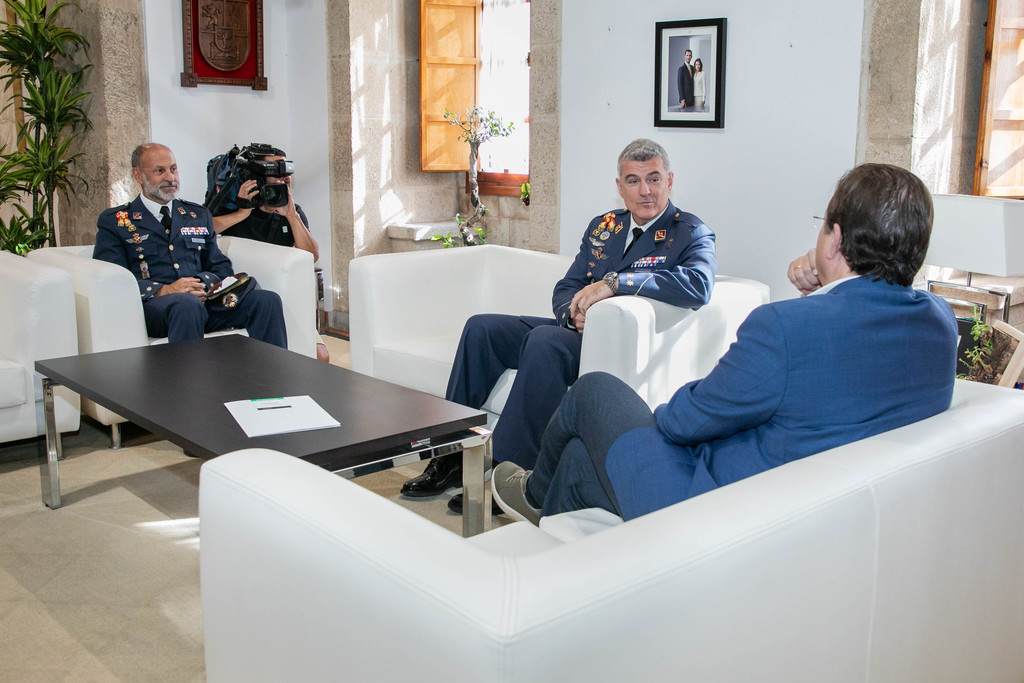 Fernández Vara se reúne con el nuevo coronel jefe de la Base Aérea de Talavera que el viernes tomará el mando