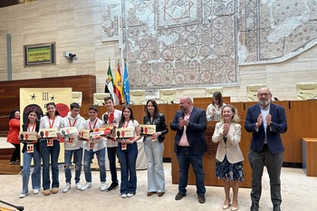 El IES Castelar y el IES San Fernando de Badajoz ganan la tercera edición del Concurso de Debate Escolar