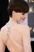 Al detalle todas las joyas sobre la alfombra roja de los Oscar 2013: Anne Hatthaway con joyas de Tiffany &amp; Co. | Galería de fotos 1 de 19 | Vogue