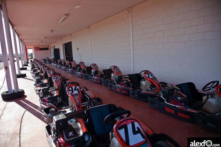 Los coches del Karting de Talavera preparados para las carreras. 