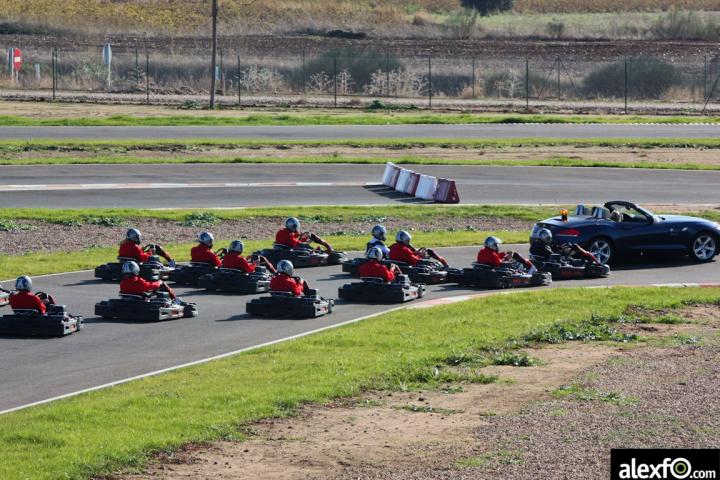 Finalizando la vuelta de reconocimiento en la primera carrera de los jugadores del Badajoz en el Karting de Talavera