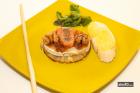 Milhoja de piña con rulo de cabra y taco de salmón - Picoteos Badajoz