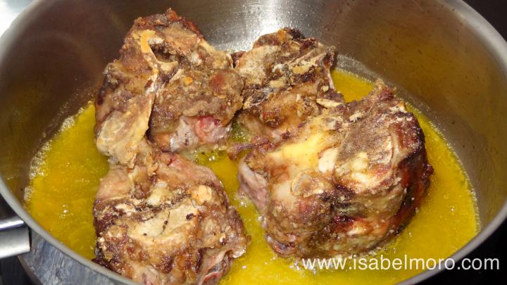 Guiso de espinazo de cerdo con patatas. Extremadura.