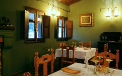 Fachadadetalle_restaurante_puerta_de_monfrague