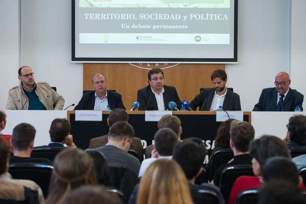 Fernández Vara apunta a la reforma de la Constitución como única salida al problema territorial