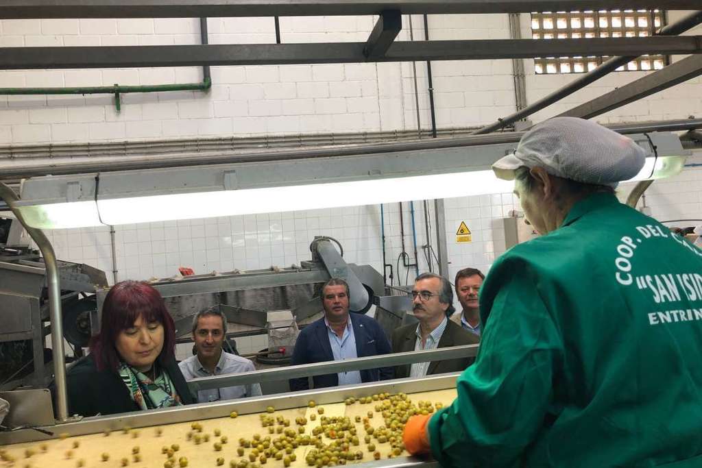 Begoña García visita las instalaciones de la Sociedad Cooperativa San Isidro de Entrín Bajo