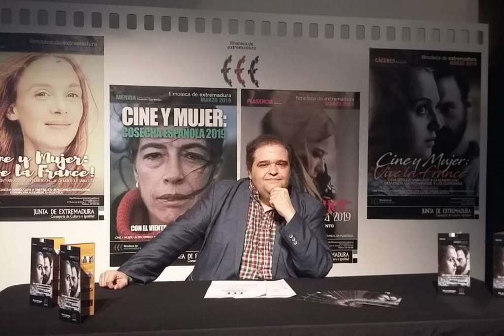 El director de la Filmoteca de Extremadura presenta la programación de marzo bajo el lema ‘Cine y Mujer’
