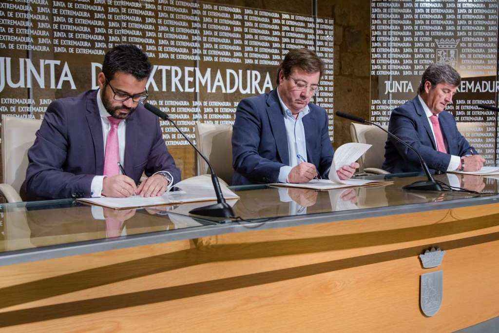 El presidente de la Junta y Taranis Energy firman un protocolo para la puesta en funcionamiento de una fábrica de Optibox en Olivenza