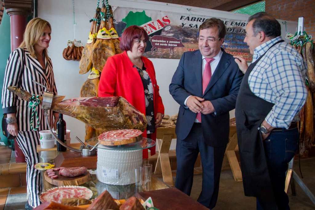 Fernández Vara valora positivamente las posibilidades que ofrece el sector porcino para el futuro de la región