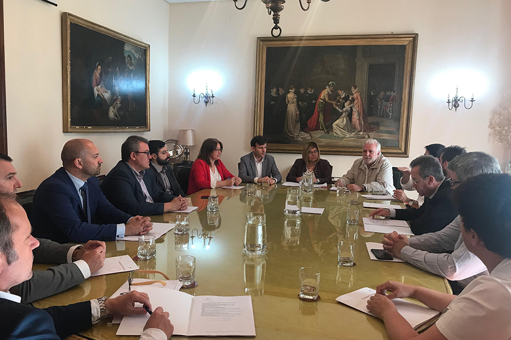 Charo Cordero se reúne con los empresarios para concretar la colaboración en las becas Diputación Europa