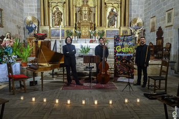 La música antigua de "La Recercada" llena la iglesia de Acebo