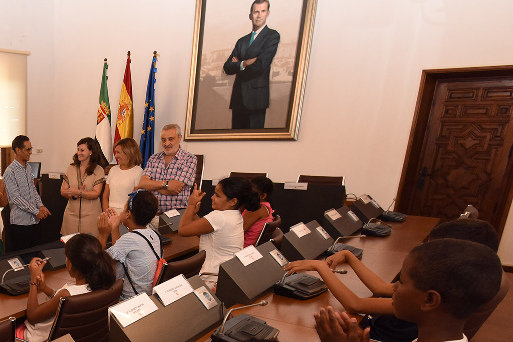 Niñas y niños saharauis del programa “Vacaciones en Paz” visitan la Diputación cacereña